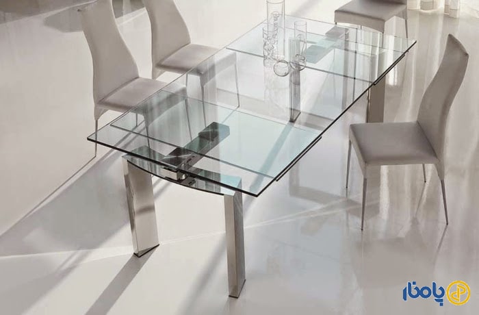 شیشه پلاستیکی روی میز